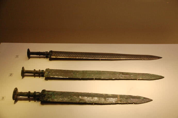 中国5把逆天青铜剑一把卖了448万一把被损坏